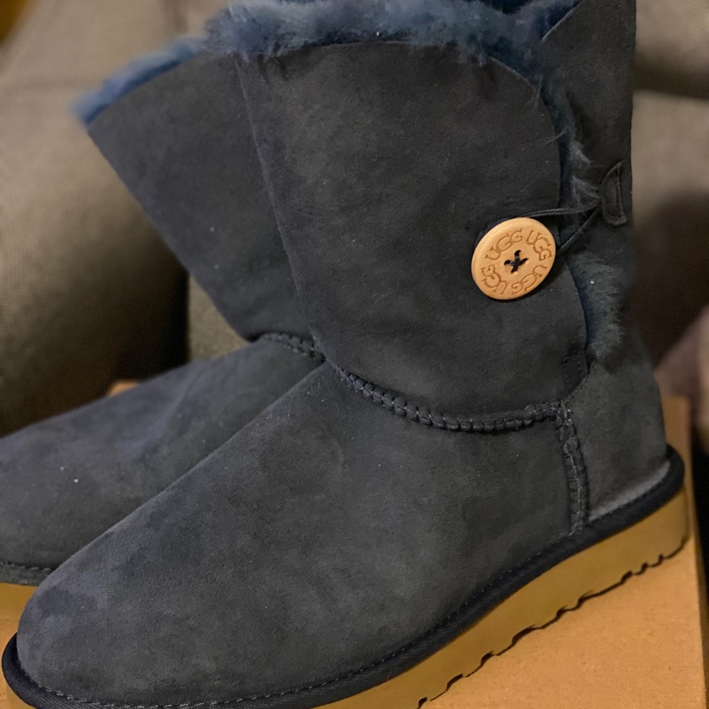 Authentic Navy Bailey Button UGG’s  Size 8